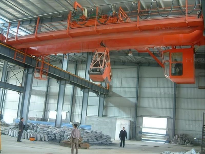 На заводе AQ-QZ грейферный мостовой кран работает